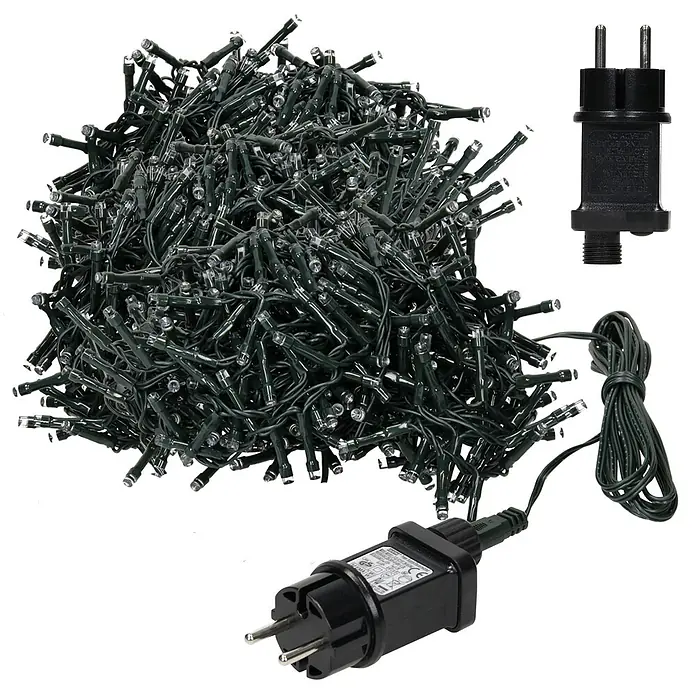 ECD Germany LED-Lichterkette 1500 LEDs 30m für Innen & Außen IP44 Warmweiß - Außen, Lichtfarbe: Warmweiß, Anzahl Leuchtmittel: 1.500 Stk., Netzbetrieben - Ein großer Haufen grüner LED-Lichterketten mit klaren Birnen und zwei schwarzen Netzadaptern.