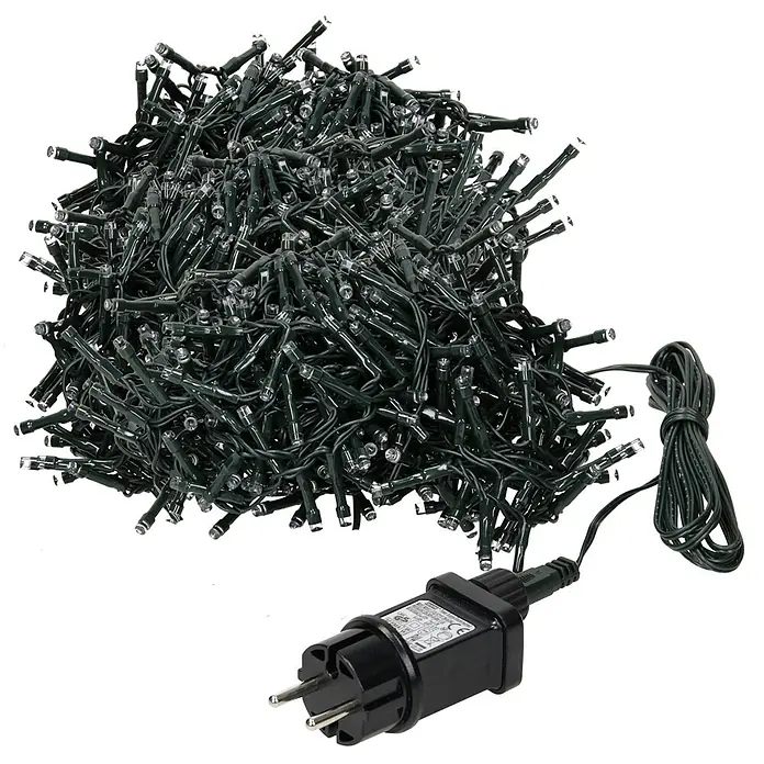 ECD Germany LED-Lichterkette 1200 LEDs 24m für Innen & Außen IP44 Kaltweiß - Außen, Lichtfarbe: Warmweiß, Anzahl Leuchtmittel: 1.200 Stk., Netzbetrieben - Ein zerknäuelter Haufen dunkelgrüner LED-Lichterketten mit klaren Birnen, verbunden mit einem schwarzen europäischen Netzteil.
