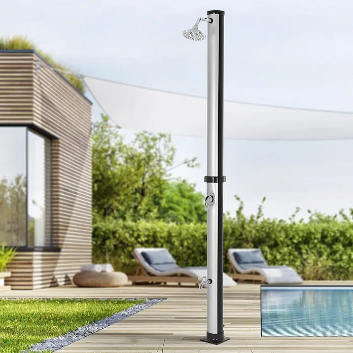 ML-Design Solardusche 20L Rund mit Fußdusche und Regenduschkopf warmes Wasser - Kunststoff, Silber, Schwarz - Silber-schwarze Außendusche auf Holzterrasse neben einem Pool, mit Duschkopf und zwei Wasserhähnen.