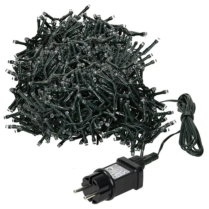 ECD Germany LED-Lichterkette 700 LEDs 14m für Innen & Außen IP44 Kaltweiß - Außen, Lichtfarbe: Warmweiß, Anzahl Leuchtmittel: 700 Stk., Netzbetrieben - Haufen dunkelgrüner Lichterketten mit klaren LED-Lampen und schwarzem Netzstecker.