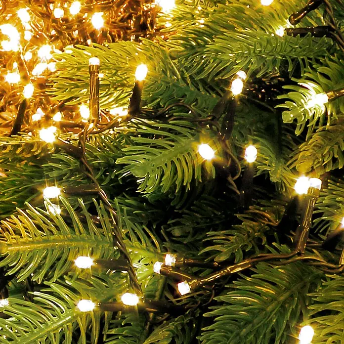 ECD Germany LED-Lichterkette 700 LEDs 14m für Innen & Außen IP44 Kaltweiß - Außen, Lichtfarbe: Warmweiß, Anzahl Leuchtmittel: 700 Stk., Netzbetrieben - Warmweiße LED-Weihnachtsbeleuchtung mit dunkelgrünem Kabel, verflochten mit künstlichen Tannennadeln.