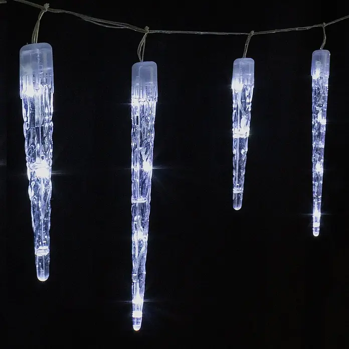 ECD Germany LED-Lichterkette 72 LEDs 6,9m für Innen & Außen IP44 Kaltweiß - Außen, Lichtfarbe: Kaltweiß, Anzahl Leuchtmittel: 72 Stk., Netzbetrieben - Weiße LED-Eiszapfenlichter aus klarem Kunststoff hängen an einer Lichterkette.