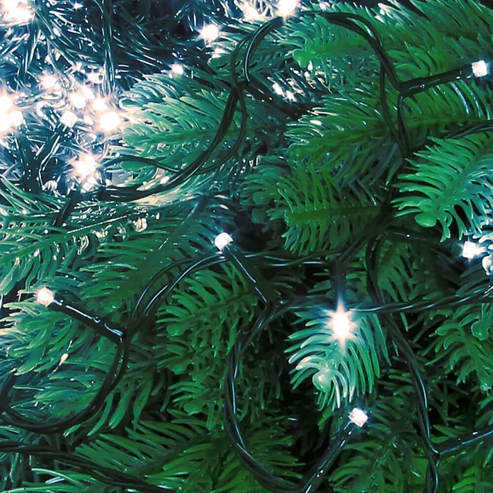ECD Germany LED-Lichterkette 720 LEDs 54m für Innen & Außen IP44 Kaltweiß - Außen, Lichtfarbe: Kaltweiß, Anzahl Leuchtmittel: 720 Stk., Netzbetrieben - Weiße Weihnachtsbeleuchtung mit grünem Kabel in grünen Tannennadeln.