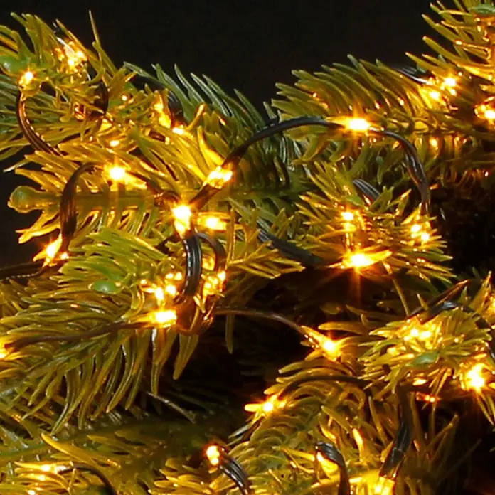 ECD Germany LED-Lichterkette 800 LEDs 24m für Innen & Außen IP44 Warmweiß - Außen, Lichtfarbe: Warmweiß, Anzahl Leuchtmittel: 800 Stk., Netzbetrieben - Warmweiße LED-Lichterkette mit dunklem Kabel, verwoben mit grünen künstlichen Tannennadeln.