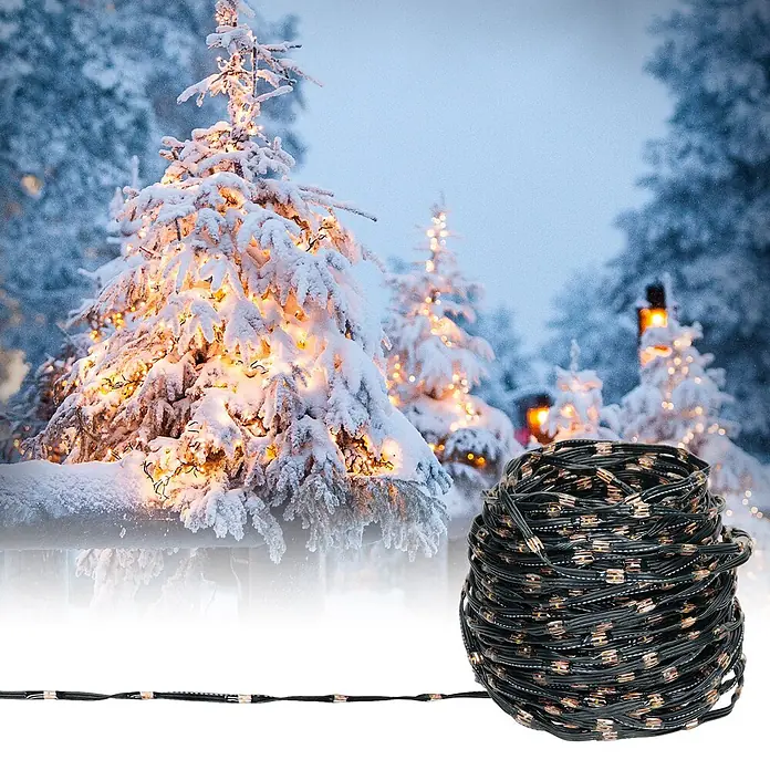 ECD Germany LED-Lichterkette 800 LEDs 24m für Innen & Außen IP44 Warmweiß - Außen, Lichtfarbe: Warmweiß, Anzahl Leuchtmittel: 800 Stk., Netzbetrieben - Aufgerollte dunkle Lichterkette mit warmen LED-Birnen vor verschneiten, beleuchteten Weihnachtsbäumen.