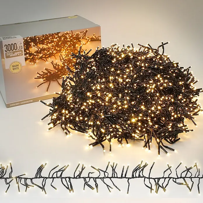 ECD Germany LED-Clusterlichterkette 3000 LEDs 22m für Innen & Außen IP44 Warmweiß - Außen, 3.000 Stk., Netzbetrieben - Warmweiße LED-Clusterlichter: ein dichtes Bündel und ein ausgelegtes Segment mit dunklen Kabeln.