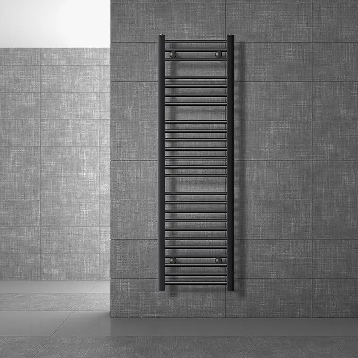 LuxeBath Elektro-Badheizkörper Handtuchwärmer Elektrisch 400x1500 mm Anthrazit gebogen mit Heizstab 1200W - B x H: 40 x 150 mm - Schwarzer Handtuchheizkörper an einer grauen Fliesenwand.