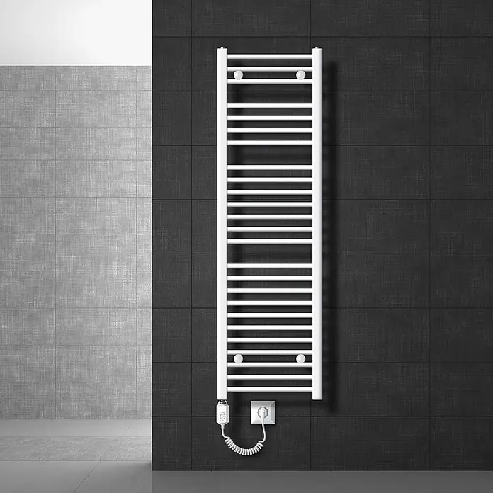LuxeBath Elektro-Badheizkörper Handtuchheizkörper 400x1500mm Weiß gebogen 1200 W -  - Weißer elektrischer Handtuchwärmer an dunkler Badezimmerwand, mit Stromkabel und Stecker.