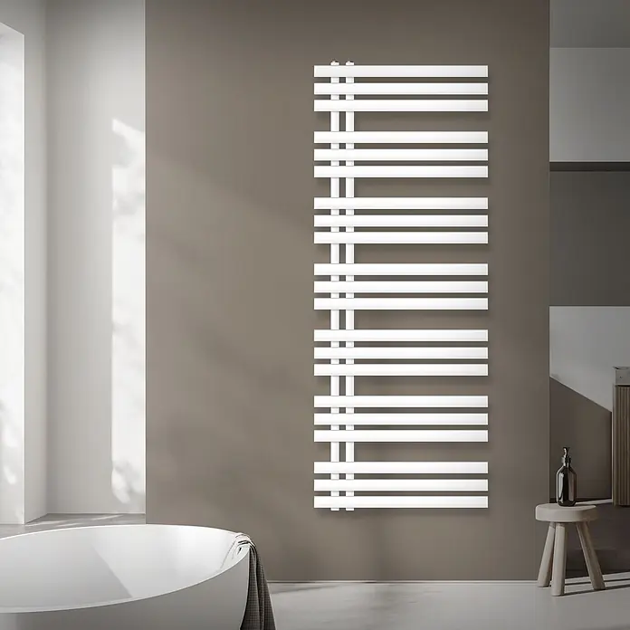 ECD Germany Elektro-Badheizkörper Design Handtuchheizkörper Handtuchwärmer Elektrisch mit Heizstab 1200W -  - Hoher, weißer Handtuchheizkörper vertikal an einer Badezimmerwand, neben einer Badewanne.