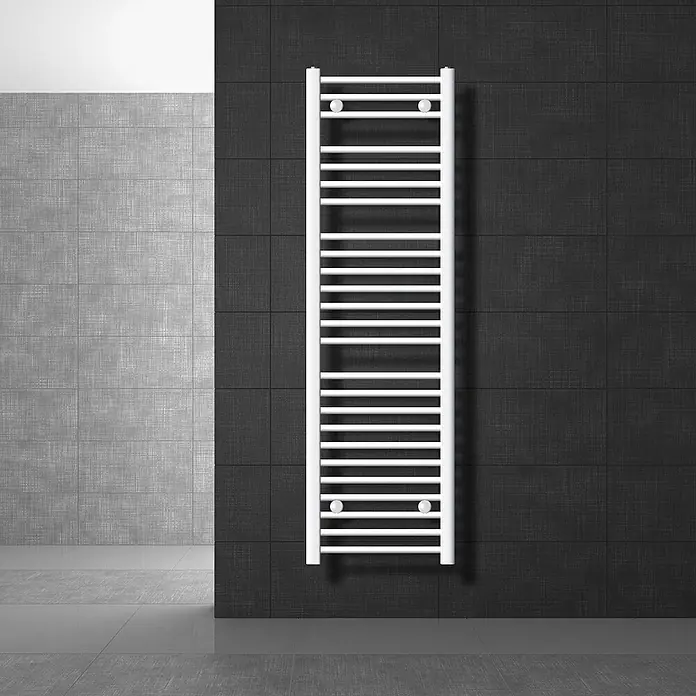 LuxeBath Elektro-Badheizkörper Handtuchwärmer Elektrisch 400x1500 mm Weiß gerade mit Heizstab 900W - B x H: 40 x 150 mm - Weißer Handtuchwärmer im Leiterdesign, an einer dunkel gefliesten Badezimmerwand montiert.