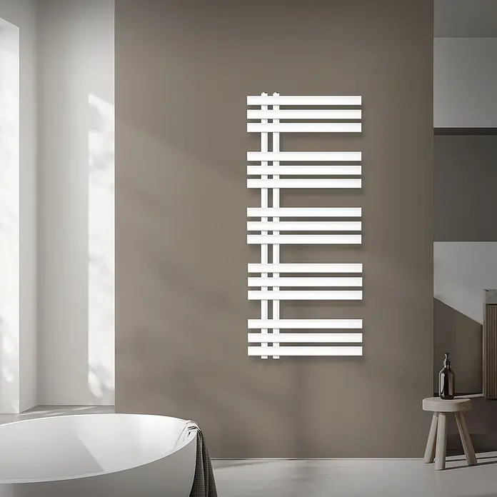 LuxeBath Elektro-Badheizkörper Handtuchheizkörper Elektrisch mit Heizstab 500x1200mm Weiß 1200 W -  - Weißer vertikaler Handtuchheizkörper in einem modernen Badezimmer, an einer braunen Wand montiert.