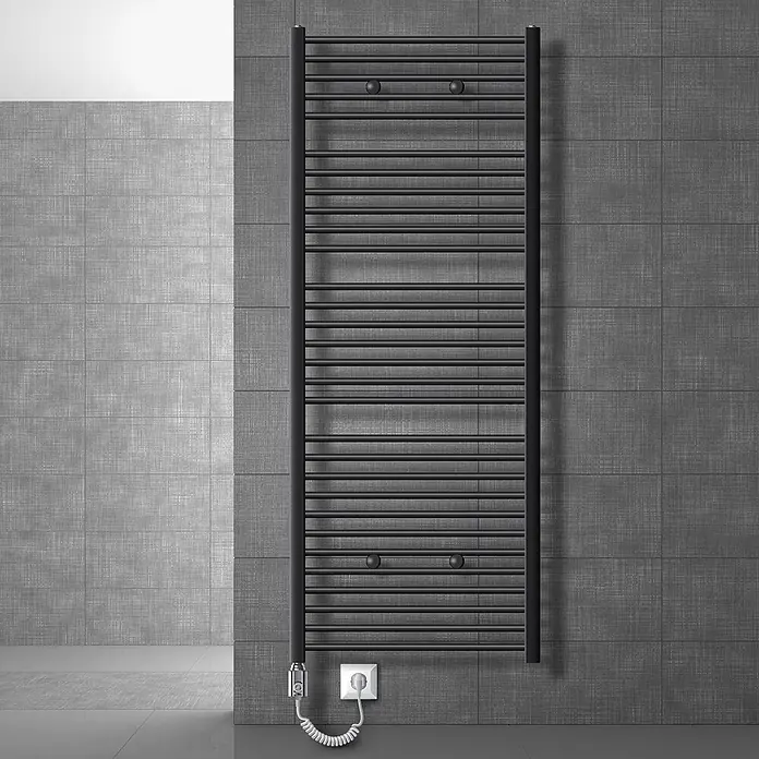 LuxeBath Elektro-Badheizkörper Designheizkörper Sahara Handtuchheizkörper Handtuchtrockner -  - Dunkelgrauer elektrischer Handtuchheizkörper mit horizontalen Stäben, an einer Wand montiert und an eine Steckdose angeschlossen.