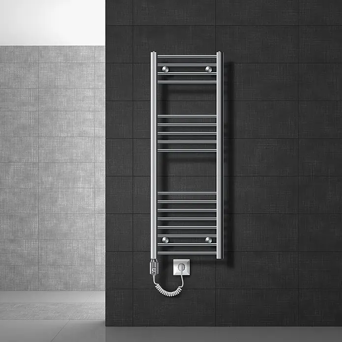 LuxeBath Elektrischer Badheizkörper 40x120cm Chrom gerade mit Heizstab -  - Polierter, verchromter elektrischer Handtuchwärmer an dunkler Fliesenwand, mit Spiralkabel an Steckdose angeschlossen.