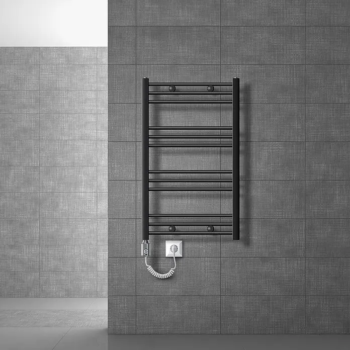 LuxeBath Elektro-Badheizkörper Designheizkörper Handtuchheizkörper 600x800mm Anthrazit gerade 300W - B x H: 60 x 80 mm - Schwarzer Metall-Handtuchwärmer an gefliester Wand, an Steckdose angeschlossen.
