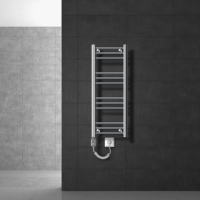 LuxeBath Elektro-Badheizkörper Handtuchheizkörper Sahara Seitenanschluss gerade mit Heizstab 300W - B x H: 300 x 800 mm - Verchromter Handtuchwärmer an dunkel gefliester Badwand, mit Spiralkabel in Steckdose.