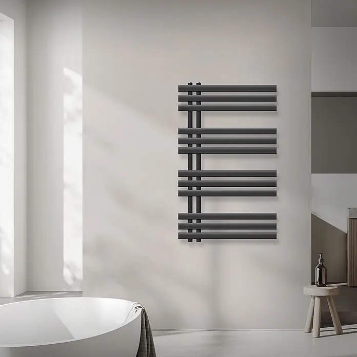 LuxeBath Elektro-Badheizkörper Handtuchheizkörper Elektrisch mit Heizstab 600x1000mm Anthrazit 600W -  - Dunkelgrauer Handtuchheizkörper in einer modernen Badezimmereinrichtung.