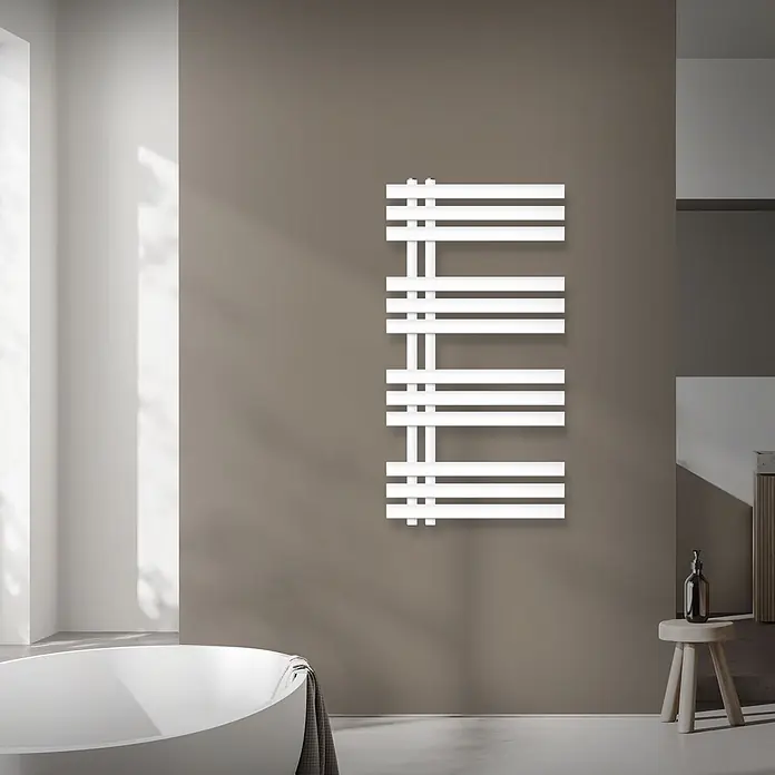 LuxeBath Elektro-Badheizkörper Design Handtuchheizkörper Handtuchwärmer Elektrisch mit Heizstab 300W - B x H: 50 x 100 mm - Weißer Handtuchwärmer mit horizontalen Stangen und vertikalen Verbindungsrohren an einer Wand im modernen Badezimmer.