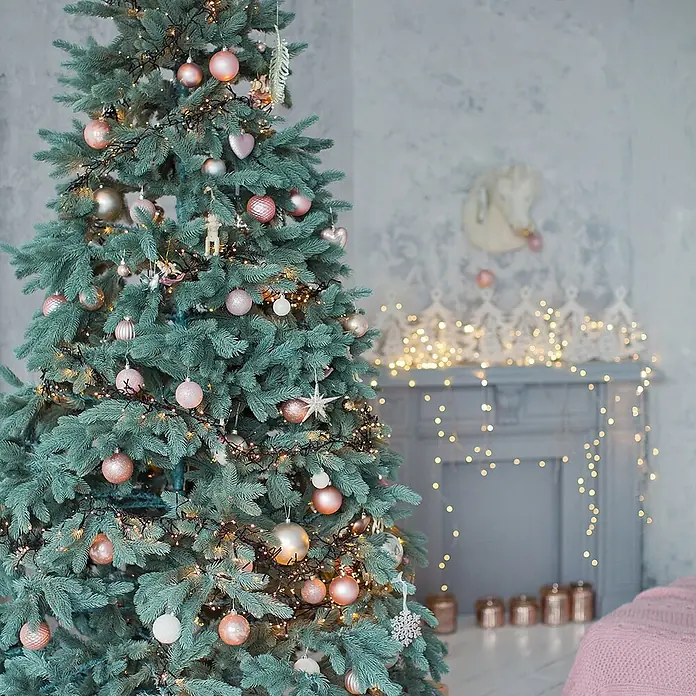 ECD Germany LED-Clusterlichterkette 2016 LEDs 14,5m für Innen & Außen IP44 Warmweiß - Außen, 2.016 Stk., Netzbetrieben - Ein geschmückter Weihnachtsbaum mit blaugrünen Nadeln, verziert mit rosa und goldenen Kugeln und warmen Lichterketten, in einem festlichen Raum.