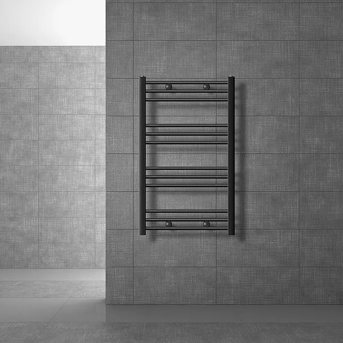 LuxeBath Elektro-Badheizkörper Handtuchwärmer Elektrisch 600x800 mm Anthrazit gerade mit Heizstab 600W - B x H: 60 x 80 mm - Schwarzer Handtuchwärmer aus Metall an einer strukturierten grauen Badfliesenwand montiert.