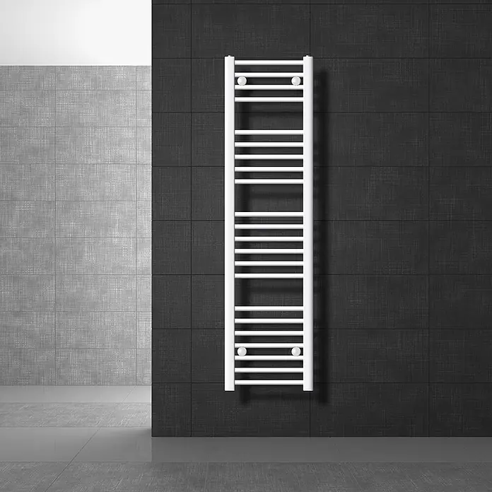 LuxeBath Elektro-Badheizkörper Handtuchwärmer Elektrisch Seitenanschluss mit Heizstab 900W gerade - B x H: 30 x 140 cm - Weißer Handtuchheizkörper im Leiterstil an einer dunklen Fliesenwand im modernen Bad.