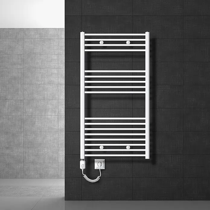 LuxeBath Badheizkörper Sahara 750x1200mm Weiß gerade 1200W -  - Weißer elektrischer Handtuchwärmer an dunkler Badezimmerwand mit Steckdose.