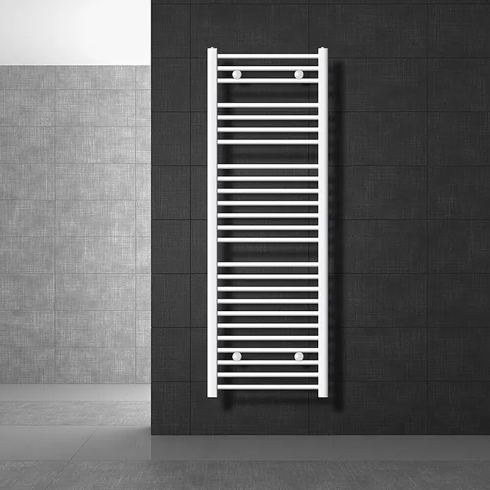 LuxeBath Elektro-Badheizkörper Handtuchwärmer Elektrisch 500x1500 mm Weiß gebogen mit Heizstab 900W -  - Weißer Handtuchheizkörper an dunkler Fliesenwand im modernen Badezimmer, einsatzbereit.