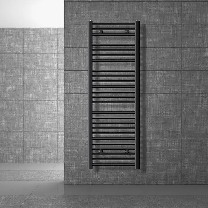 LuxeBath Elektro-Badheizkörper Handtuchwärmer Elektrisch 500x1500 mm Anthrazit gebogen mit Heizstab 900W - B x H: 50 x 150 mm - Schwarzer Metall-Handtuchheizkörper an einer grau gefliesten Badezimmerwand montiert.
