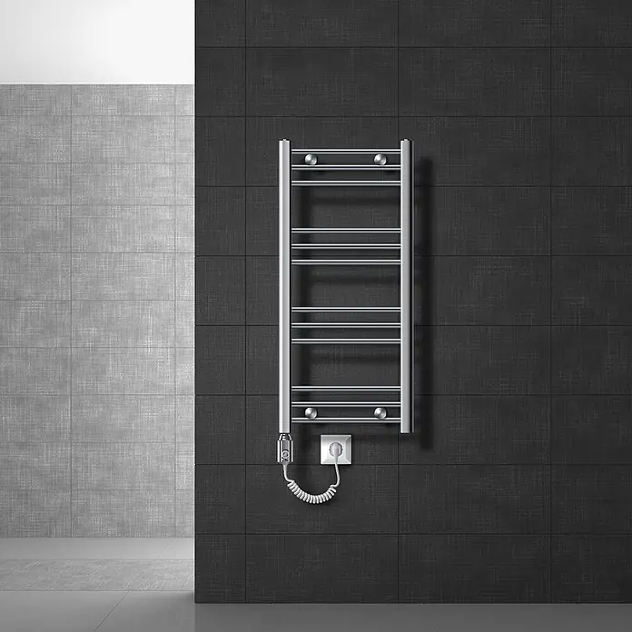 LuxeBath Elektro-Badheizkörper Handtuchheizkörper mit Heizstab 400x800mm Chrom gerade 600W -  - Elektrischer Handtuchwärmer aus Chrom an dunkler Fliesenwand, mit Spiralkabel in Steckdose.