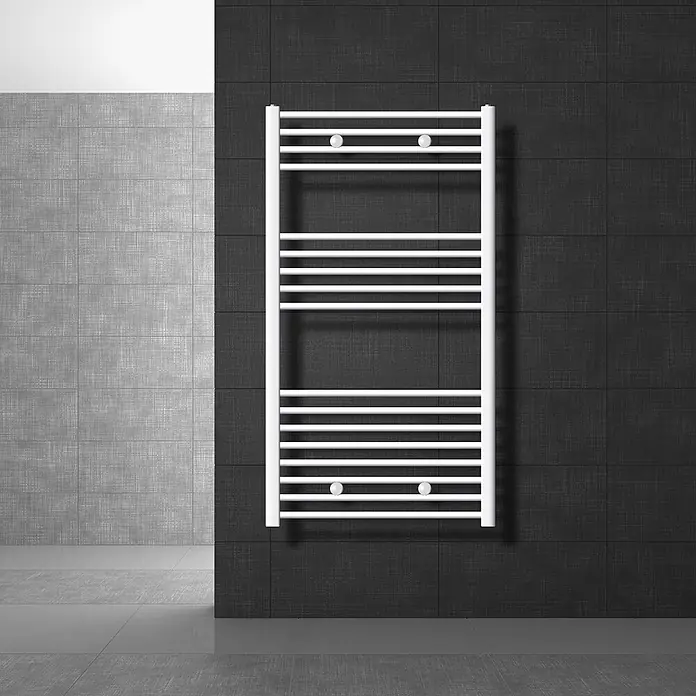 LuxeBath Elektro-Badheizkörper Handtuchwärmer Elektrisch 750x1200 mm Weiß gerade mit Heizstab 900W - B x H: 75 x 120 mm - Weißer Handtuchwärmer an dunkler Fliesenwand in modernem Bad.