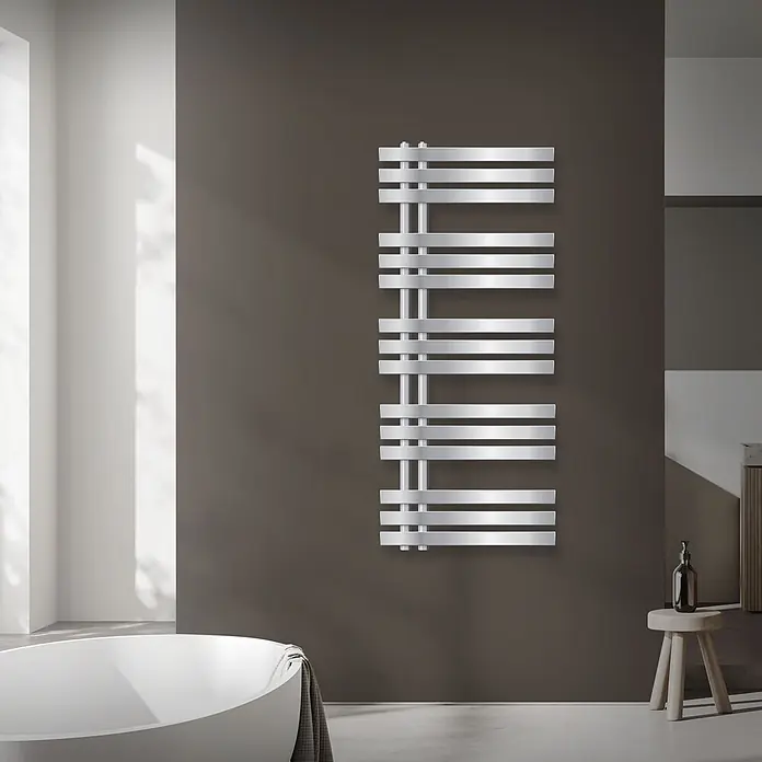 Badheizkörper elektrisch 500x1200mm Chrome + Heizstab 900W einfach -  - Moderner silberner Handtuchwärmer mit flachen Querstreben, an einer dunklen Wand in einem modernen Badezimmer montiert.