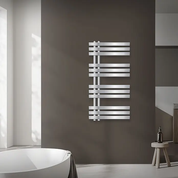 LuxeBath Elektro-Badheizkörper Design Handtuchheizkörper Handtuchwärmer Elektrisch mit Heizstab 600W - B x H: 50 x 100 cm - Moderner silberner Handtuchheizkörper mit flachen Stangen an einer dunklen Badezimmerwand, der Wärme und schlankes Design bietet.
