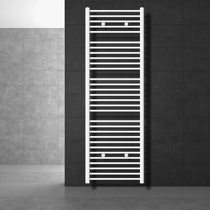 LuxeBath Elektro-Badheizkörper Handtuchwärmer Elektrisch Seitenanschluss mit Heizstab 900W gerade - B x H: 60 x 180 cm - Weißer vertikaler Handtuchwärmer/Heizkörper für Bäder, an dunkler Wand montiert.