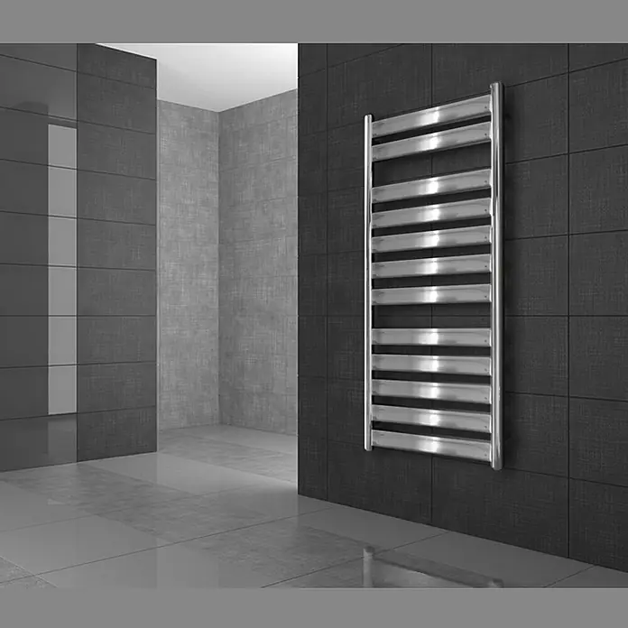 ECD Germany Elektro-Badheizkörper Designheizkörper Chrom 500x950mm Heizstab 600W -  - Eleganter Chrom-Handtuchwärmer, an dunkler Fliesenwand im modernen Bad montiert.