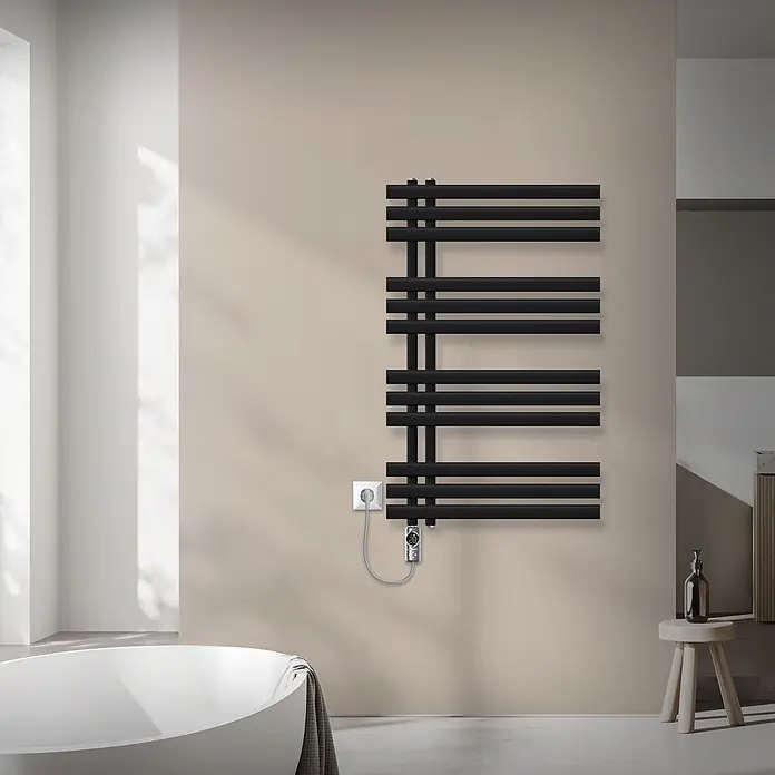 LuxeBath Elektro-Badheizkörper Design Handtuchheizkörper Handtuchwärmer Elektrisch mit Heizstab 300W -  - Schwarzer, moderner elektrischer Handtuchwärmer mit Digitalthermostat, im Badezimmer installiert und an eine Steckdose angeschlossen.