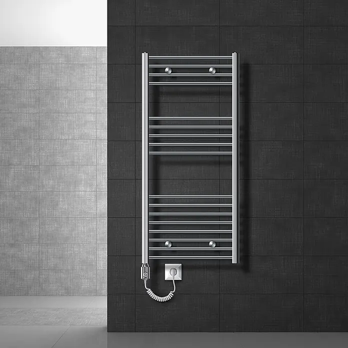 LuxeBath Badheizkörper Sahara Gebogen 600x1200mm Chrom 900W Digital -  - Chrom Handtuchwärmer mit Digitalsteuerung an einer dunkel gefliesten Badezimmerwand.