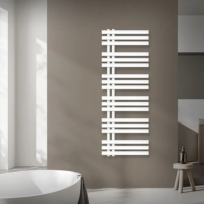 LuxeBath Elektro-Badheizkörper Design Handtuchheizkörper Handtuchwärmer Elektrisch mit Heizstab 1200W - B x H: 50 x 140 mm - Weißer, moderner Handtuchheizkörper an brauner Badezimmerwand montiert.