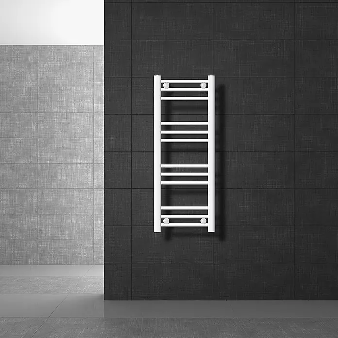 LuxeBath Elektro-Badheizkörper Handtuchwärmer Elektrisch 300x800 mm Weiß gerade mit Heizstab 600W - B x H: 30 x 80 mm - Weißer Handtuchheizkörper, an einer dunkel gefliesten Badezimmerwand montiert.