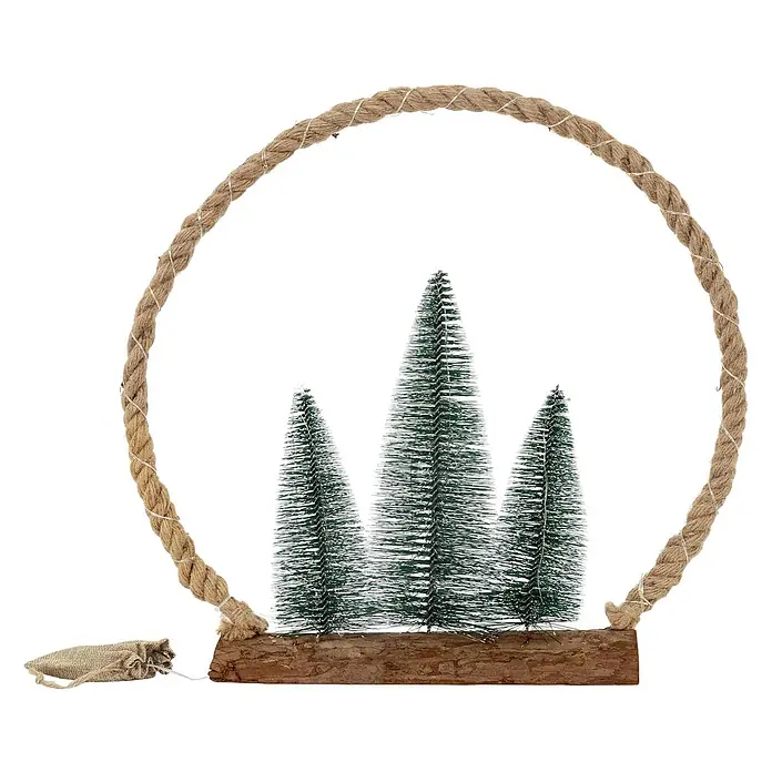 ECD Germany LED-Weihnachtsdekofigur Dekobaum beleuchtete Winterlandschaft Tannenbaum Deko Holzbaum - Braun, Grün, Netzbetrieben, LED - Dekoartikel: drei grüne beflockte Bäume auf Holzsockel, gerahmt von einer Juteschnur mit Lichtern und kleinem Leinensäckchen.