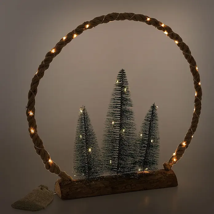 ECD Germany LED-Weihnachtsdekofigur Dekobaum beleuchtete Winterlandschaft Tannenbaum Deko Holzbaum - Braun, Grün, Netzbetrieben, LED - Dekoratives Lichtobjekt mit großem rundem Seilrahmen und LEDs, der drei beleuchtete künstliche Weihnachtsbäume auf Holzsockel umschließt.