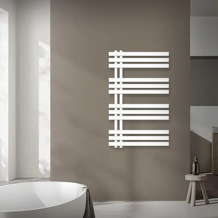 LuxeBath Elektro-Badheizkörper Design Handtuchheizkörper Handtuchwärmer Elektrisch mit Heizstab 300W - B x H: 60 x 100 mm - Weißer Handtuchheizkörper mit horizontalen Stäben, an der Wand in einem modernen Bad.