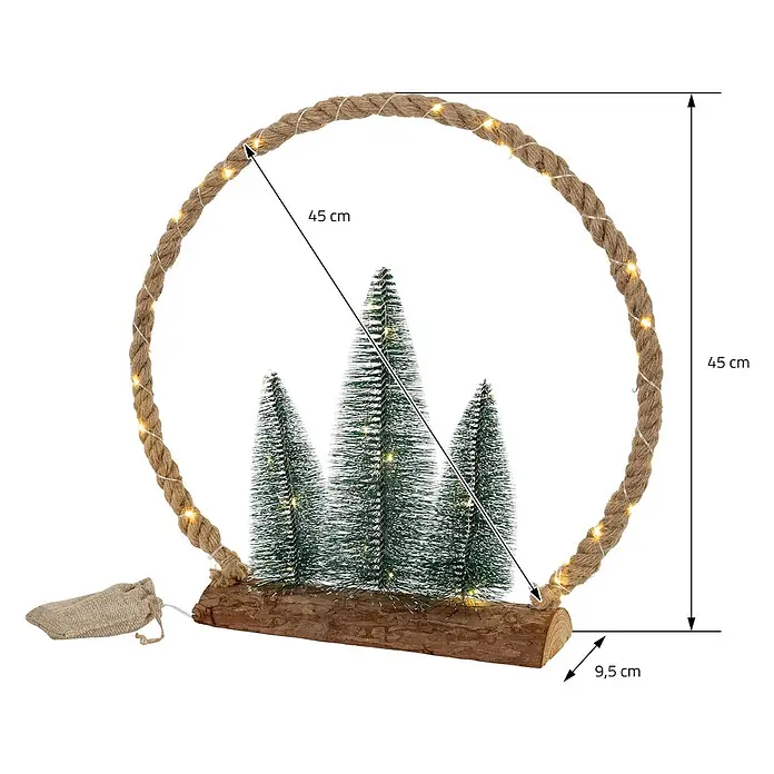 ECD Germany LED-Weihnachtsdekofigur Dekobaum beleuchtete Winterlandschaft Tannenbaum Deko Holzbaum - Braun, Grün, Netzbetrieben, LED - Dekorativer LED-Seilring mit drei künstlichen grünen Weihnachtsbäumen auf einem Holzsockel und einem kleinen Jutesack.