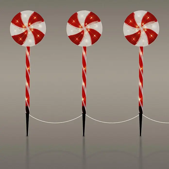 ECD Germany LED-Weihnachtsdekofigur Lollipop-Weihnachtsweg Weihnachten Lutscher Lichterkette Gartenleuchte - 300 x 18 x 62 cm, Rot, Weiß, Akkubetrieben, LED - Drei rot-weiß gestreifte Zuckerstangen-Wegbegrenzungen mit Lichtern und schwarzen Erdspießen, verbunden durch ein weißes Kabel.