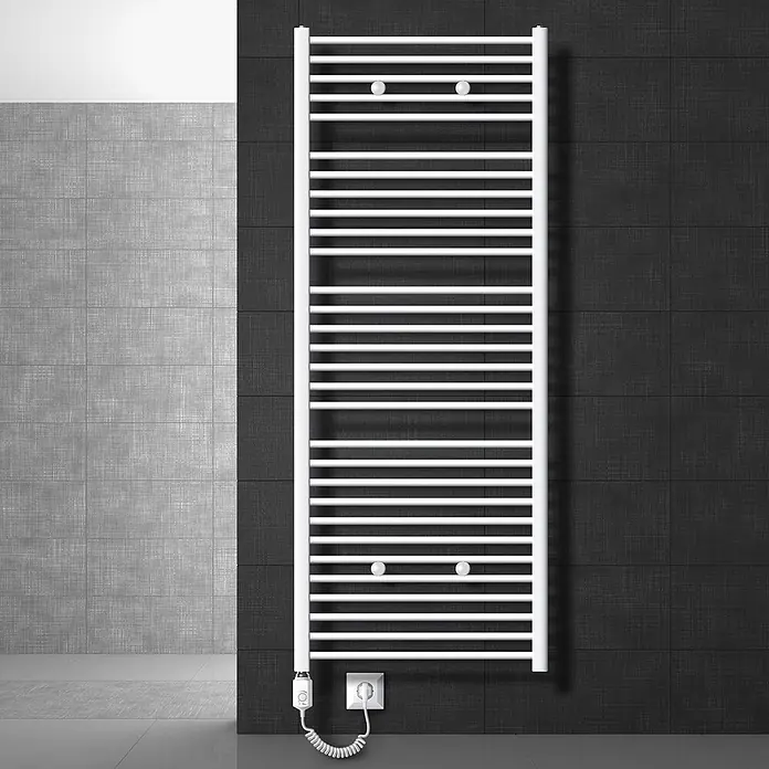 LuxeBath Elektro-Badheizkörper Handtuchwärmer mit Heizstab 750x1800mm Weiß gebogen 1200 W -  - Weißer elektrischer Handtuchwärmer an dunkler Fliesenwand, mit Thermostat und Spiralkabel in Steckdose.