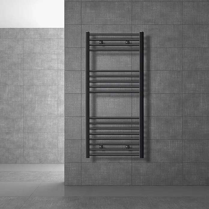 LuxeBath Elektro-Badheizkörper Handtuchwärmer Elektrisch 600x1200 mm Anthrazit gerade mit Heizstab 900W - B x H: 60 x 120 mm - Schwarzer Handtuchheizkörper aus Metall an einer grau gefliesten Wand im modernen Bad.