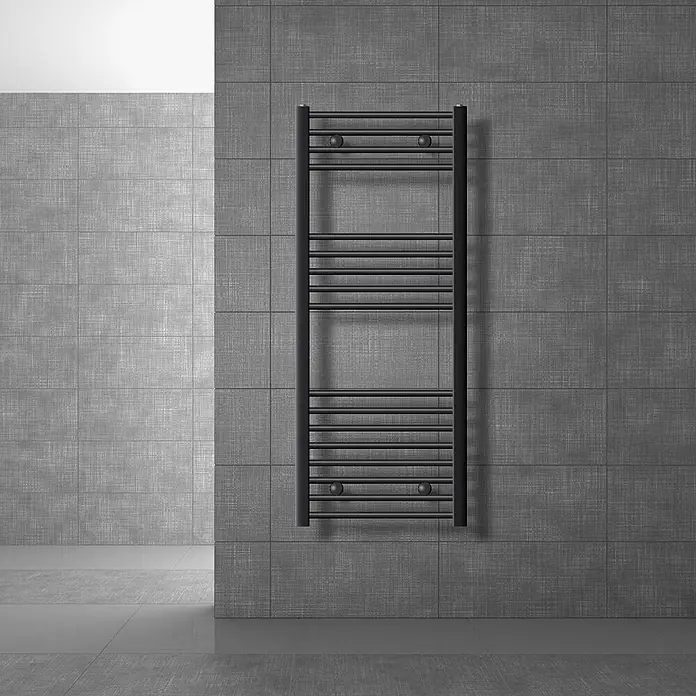 LuxeBath Elektro-Badheizkörper Handtuchwärmer Elektrisch 500x1200 mm Anthrazit gebogen mit Heizstab 1200W - B x H: 50 x 120 mm - Schwarzer Handtuchheizkörper an einer dunkelgrauen gefliesten Badezimmerwand montiert.