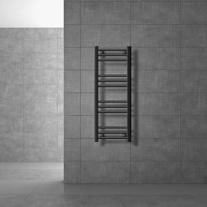 LuxeBath Elektro-Badheizkörper Handtuchwärmer Elektrisch 300x800 mm Anthrazit gerade mit Heizstab 300W - B x H: 30 x 80 mm - Schwarzer Handtuchwärmer im Leiterdesign an einer dunkelgrauen Fliesenwand im Bad.