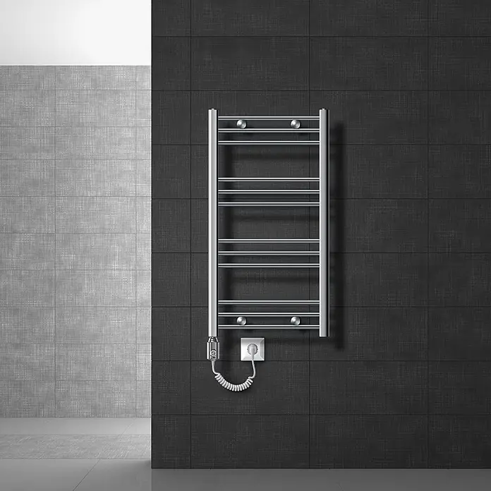 LuxeBath Elektro-Badheizkörper Designheizkörper Sahara Handtuchwärmer Handtuchtrockner - B x H: 50 x 80 mm - Elektrischer Handtuchwärmer aus Chrom an einer dunklen Badezimmerwand mit sichtbarem Stromkabel und Steckdose.