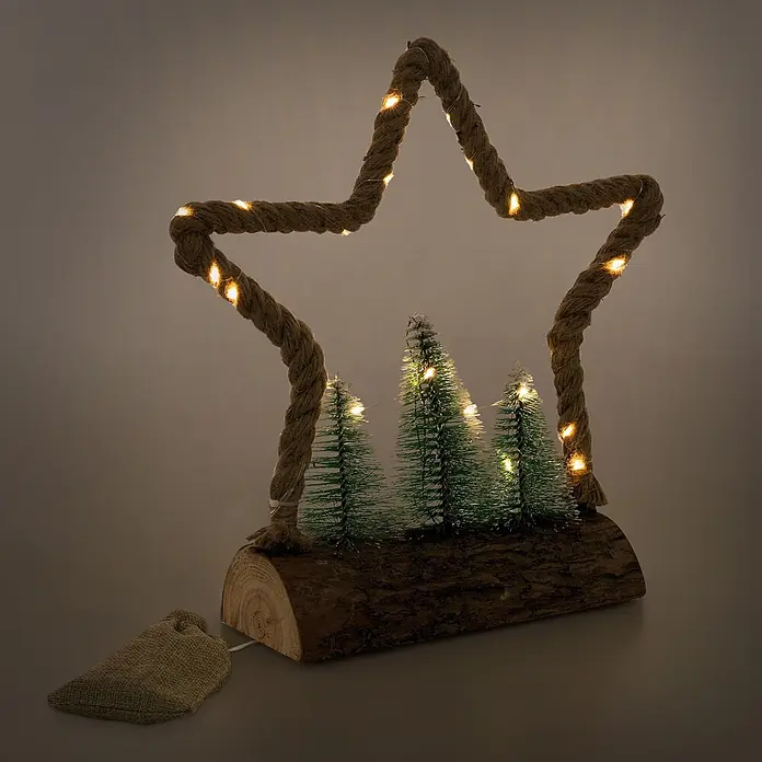 ECD Germany LED-Weihnachtsdekofigur Dekobaum beleuchtete Winterlandschaft Tannenbaum Deko Holzbaum - Braun, Grün, Netzbetrieben, LED - Beleuchtete Seilstern-Dekoration mit Miniatur-Schneebäumen auf einem Holzstamm-Sockel und kleinem Jutesäckchen.
