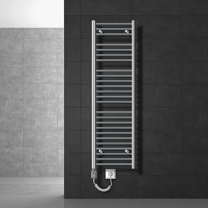 LuxeBath Elektro-Badheizkörper Designheizkörper Sahara Handtuchheizkörper Handtuchtrockner - B x H: 40 x 150 cm - Verchromter elektrischer Handtuchwärmer, an dunkler Fliesenwand montiert, mit Thermostat und Spiralkabel.