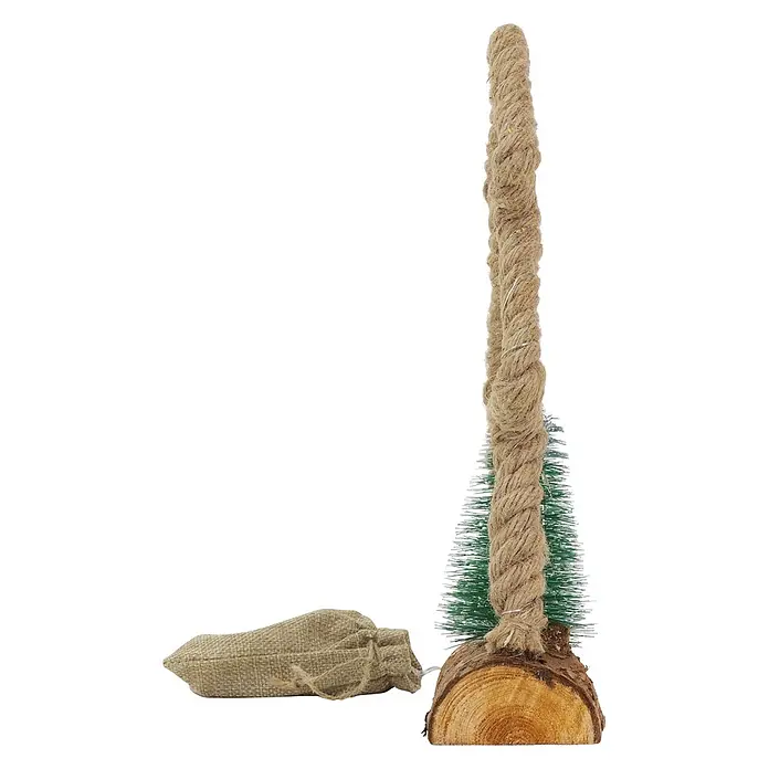 ECD Germany LED-Weihnachtsdekofigur Dekobaum beleuchtete Winterlandschaft Tannenbaum Deko Holzbaum - Braun, Grün, Netzbetrieben, LED - Miniatur grüner künstlicher Weihnachtsbaum mit Jutekordel um Stamm gewickelt, auf Holzscheibenbasis, begleitet von einem kleinen Leinenbeutel.